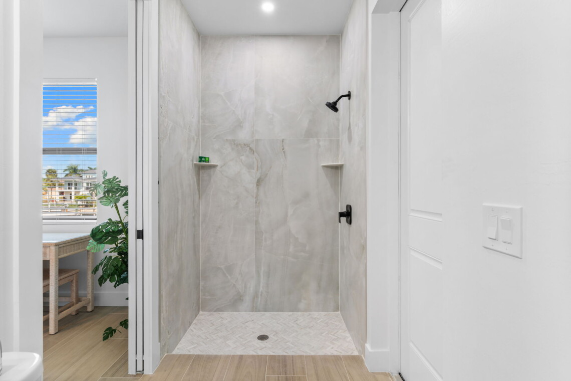 25 web or mls A0105627