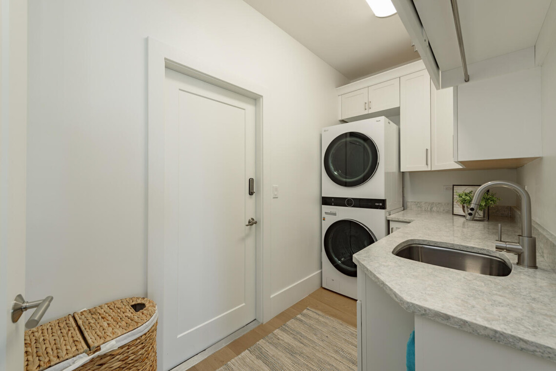 Vanderbilt Naples Kenny Vanderbilt 452 Willet Ave Naples FL 34108 large 019 012 Laundry 1499x1000 72dpi